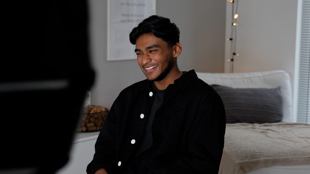 Rojith Ragavan lacht am Set eines Drehs am BBZ Biel