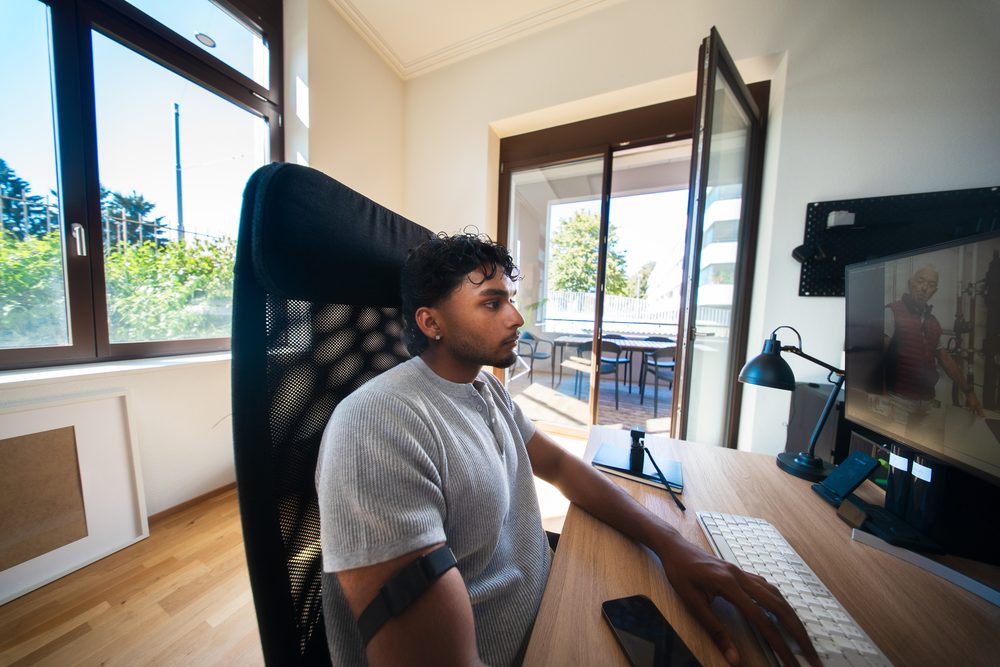 Rojith Ragavan arbeitet am Schreibtisch am Fenster