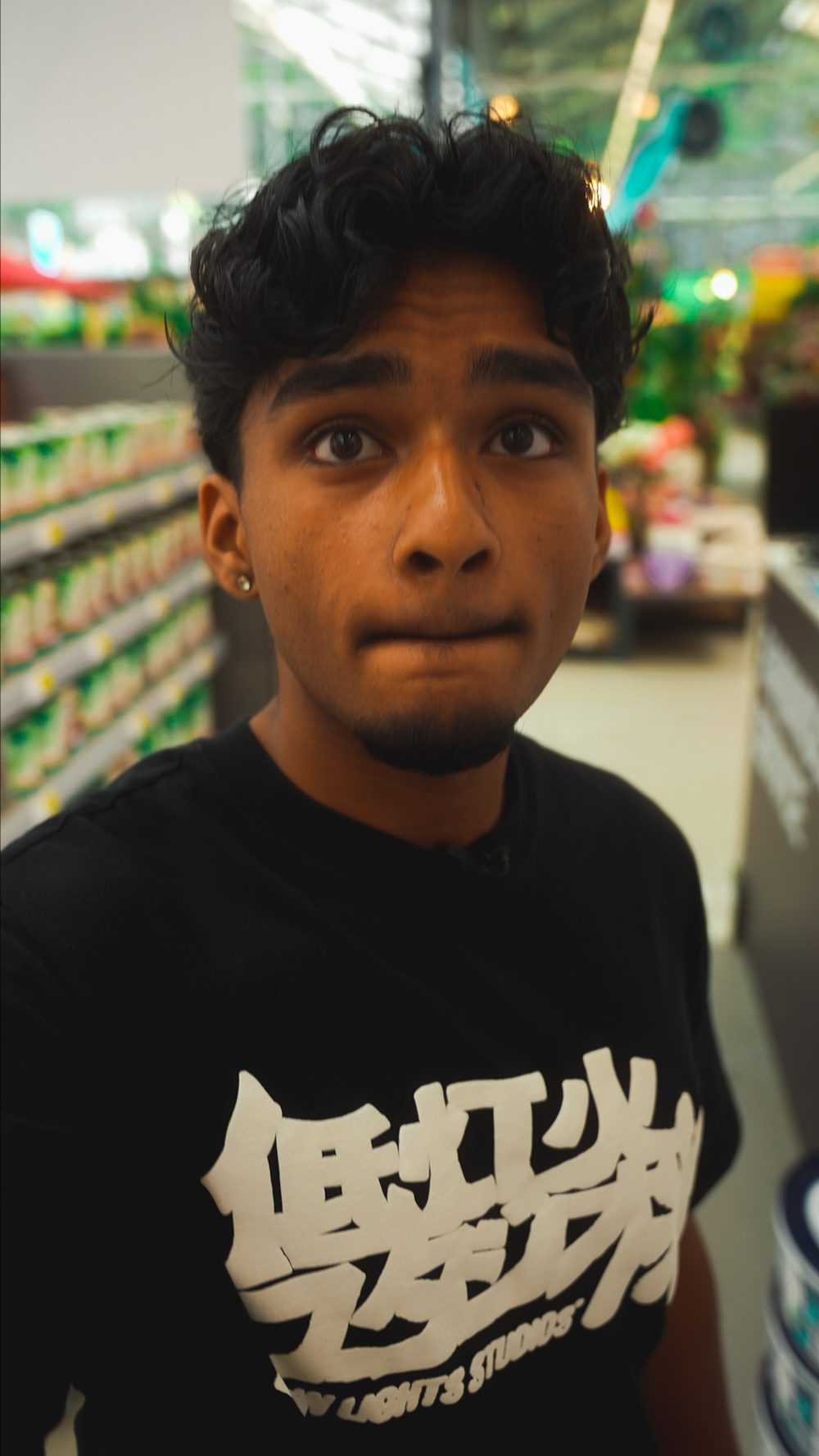 Rojith Ragavan im Baumarkt, Standbild aus dem Büro-Vlog