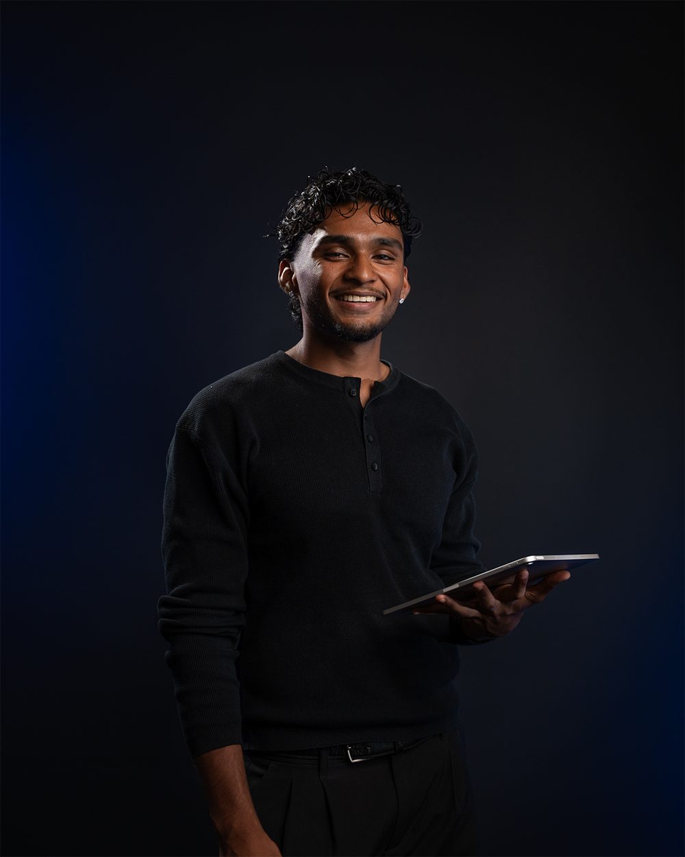 Rojith Ragavan mit Tablet im Studio