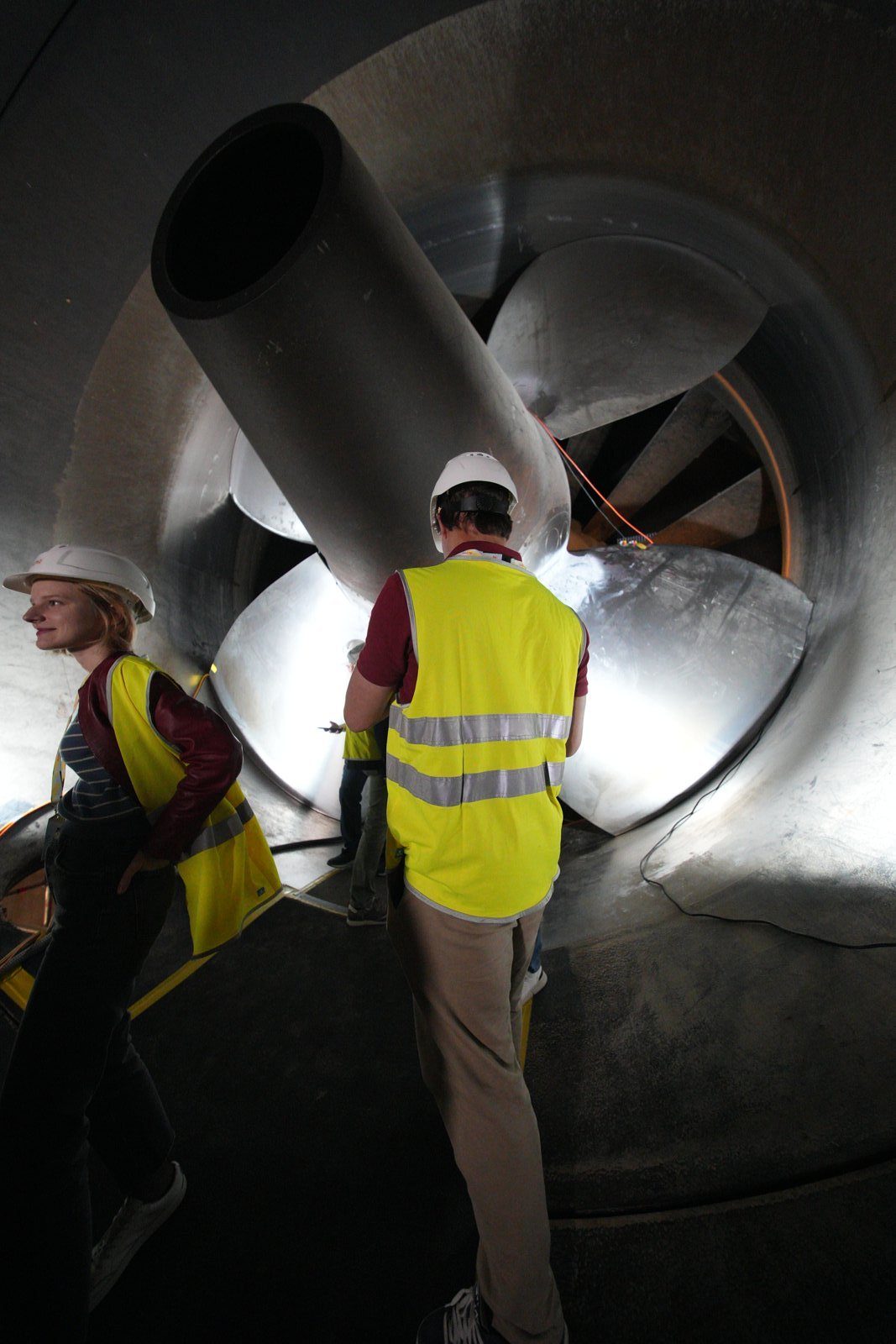 Alpiq: Mitarbeitende mit Helm in der Turbine des Laufwasserkraftwerks Ruppoldingen