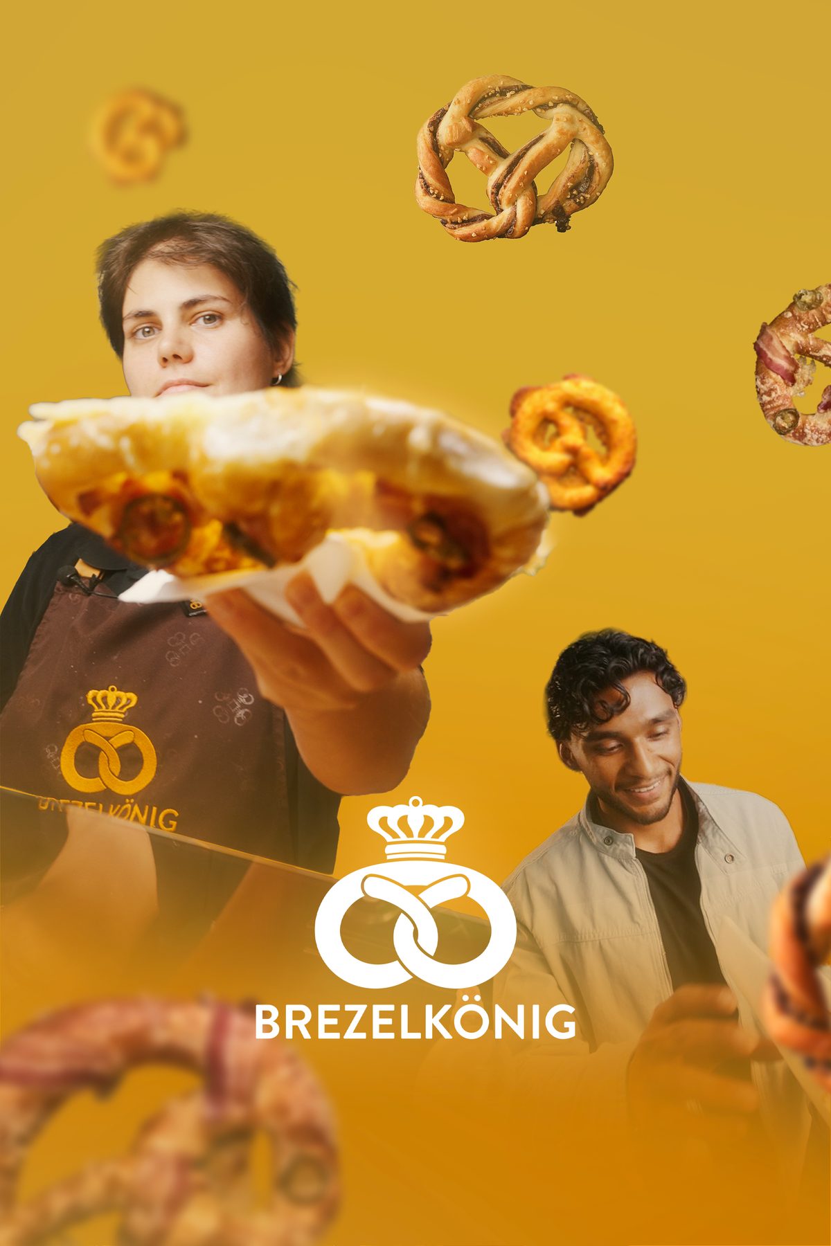 Brezelkönig Key Visual: Mitarbeiterin mit Brezel-Sandwich, daneben Rojith Ragavan auf gelbem Hintergrund