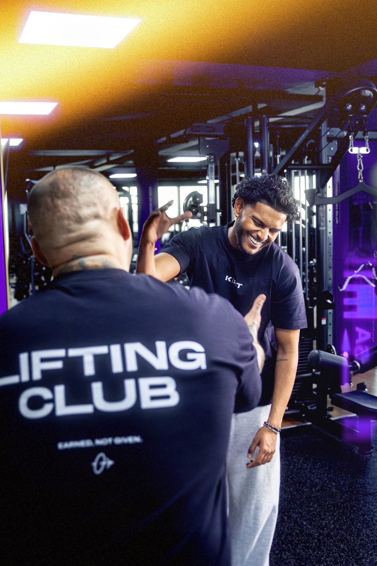 K-FIT: Mitglieder im Gym mit dem Shirt «Lifting Club»